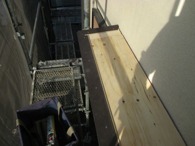 播磨町の板金補修における唐草取り付け